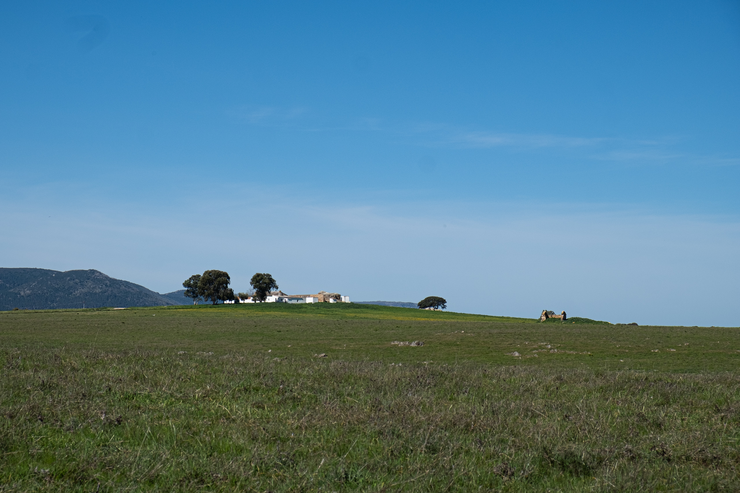 Weites Tal mit Gehöft auf dem Hügel – auf dem Weg zum Puerto Niefla